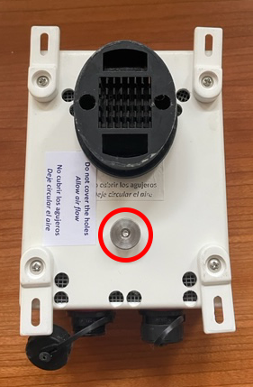 Bottom of the CloudWatcher case, with the thumb screw circled in red
