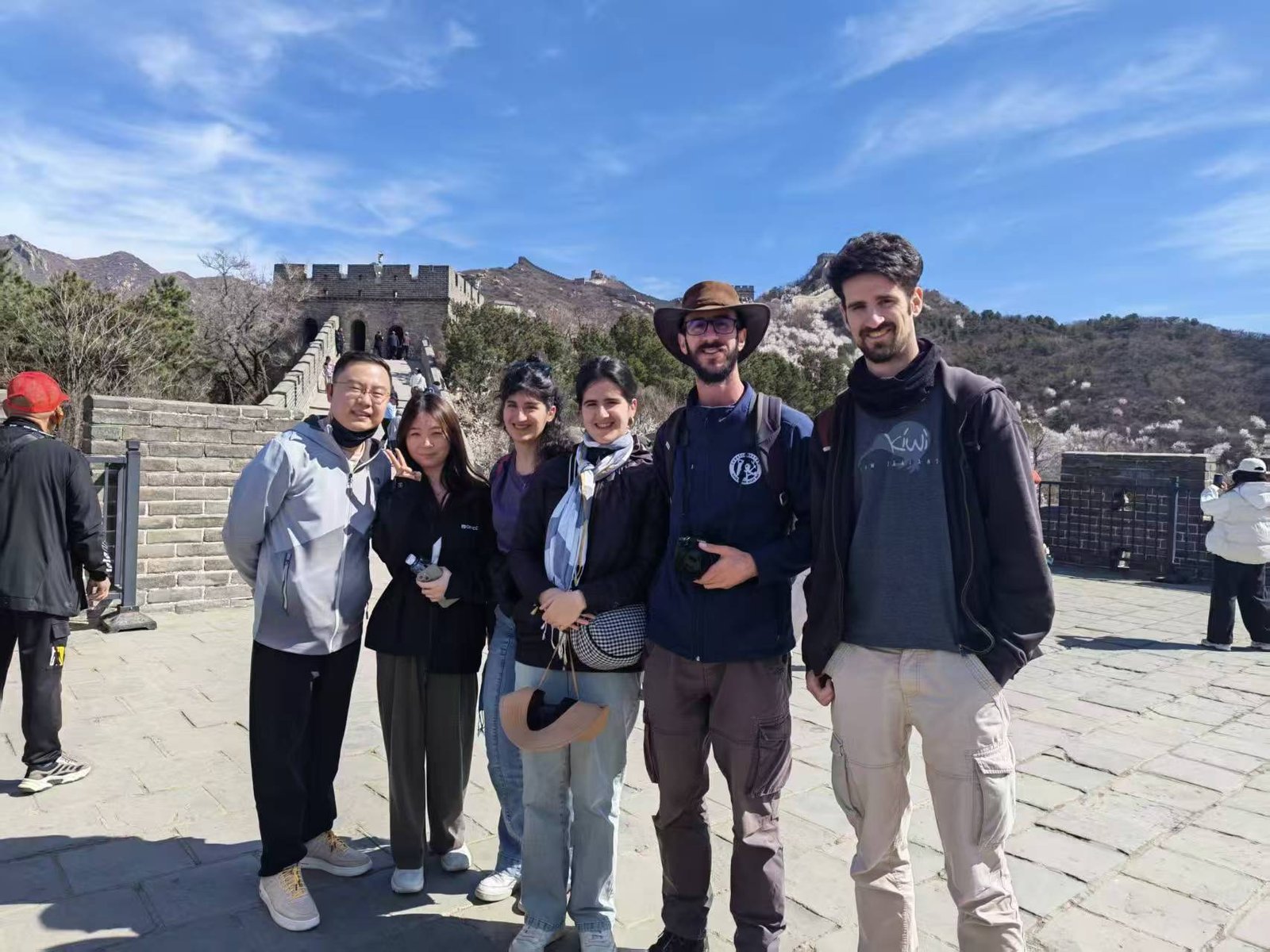 visitando la muralla a pie